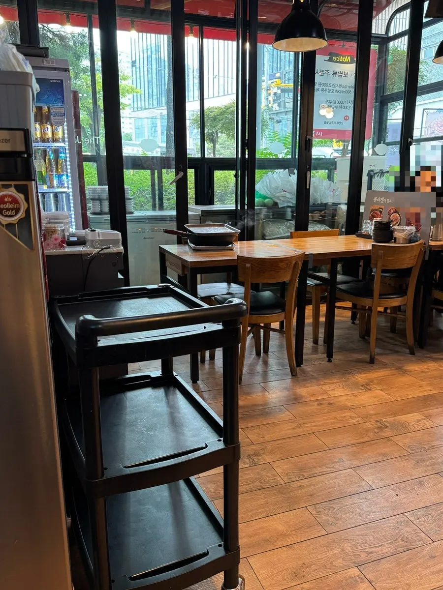 Inner seating area at The Jokbal Sindorim Main Branch