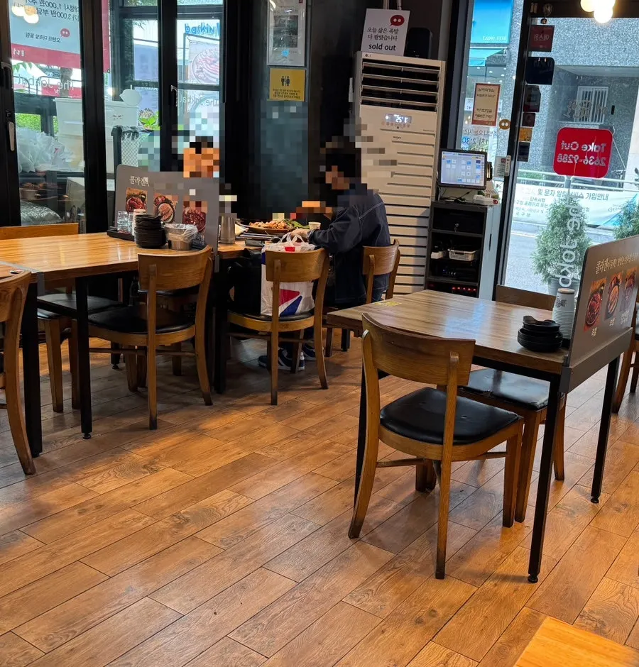 Dining hall atmosphere at The Jokbal Sindorim Main Branch, good for sharing with a group