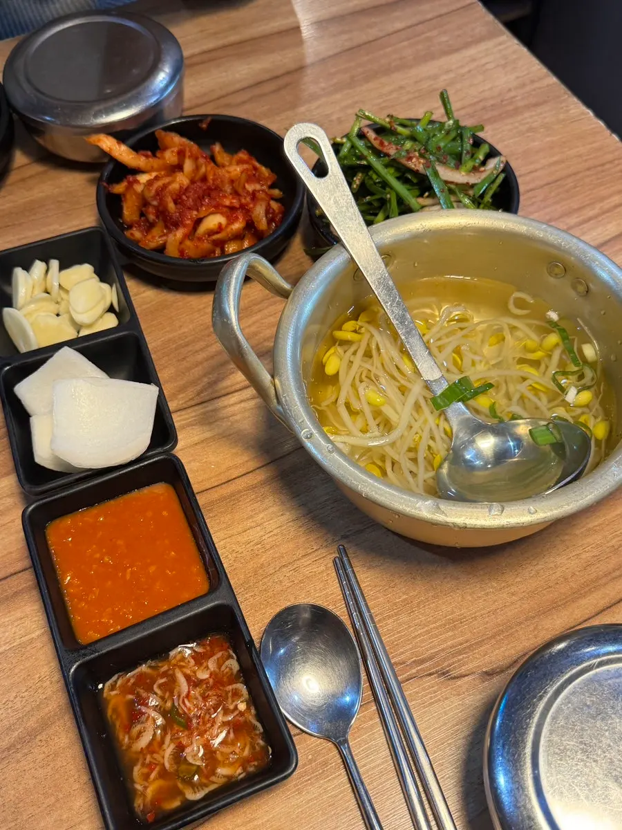 Basic side dishes served with the jokbal