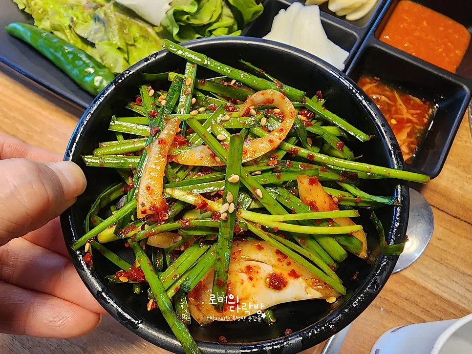 Regular and spicy half-and-half jokbal