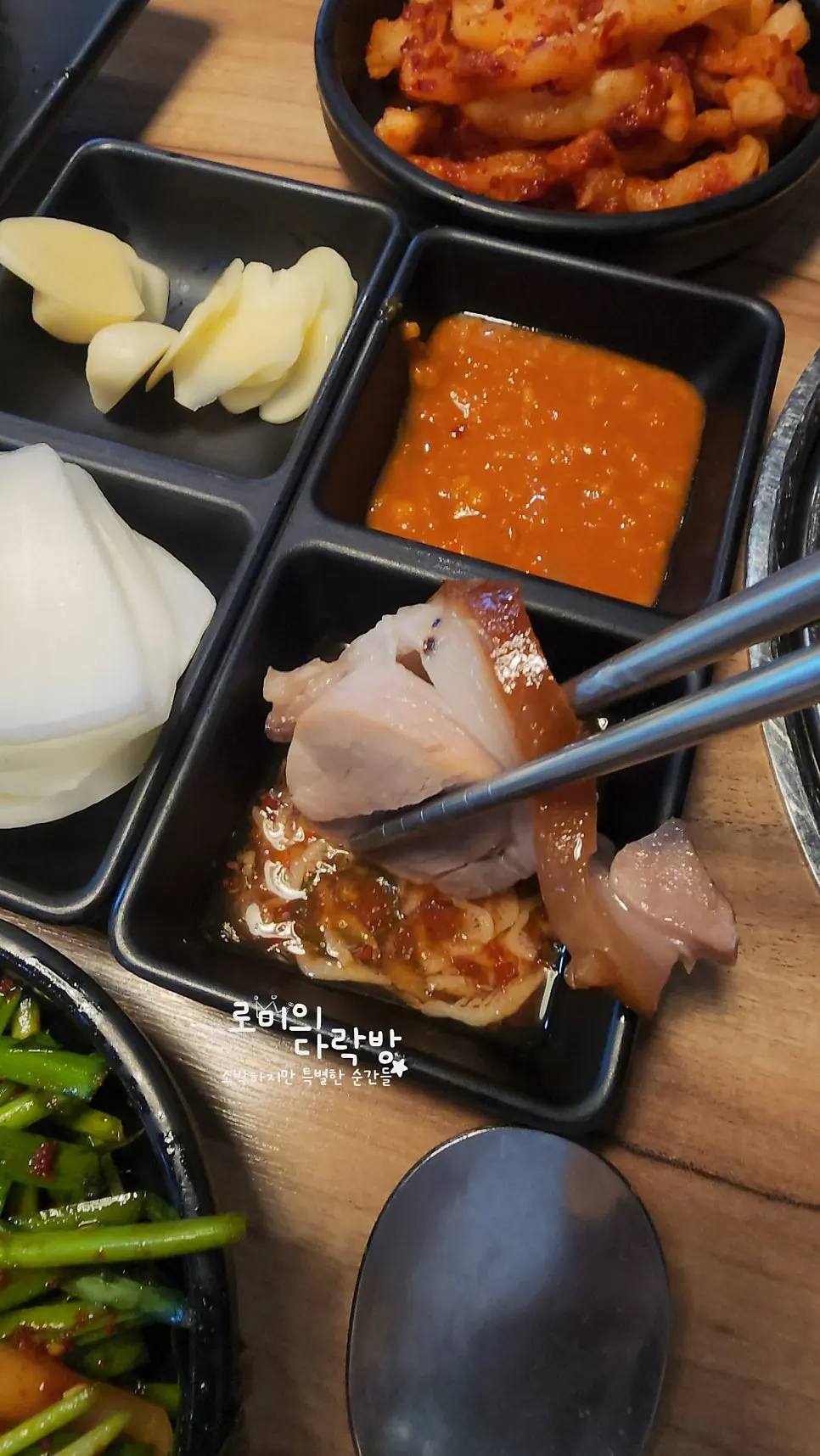 Jokbal eaten with radish kimchi