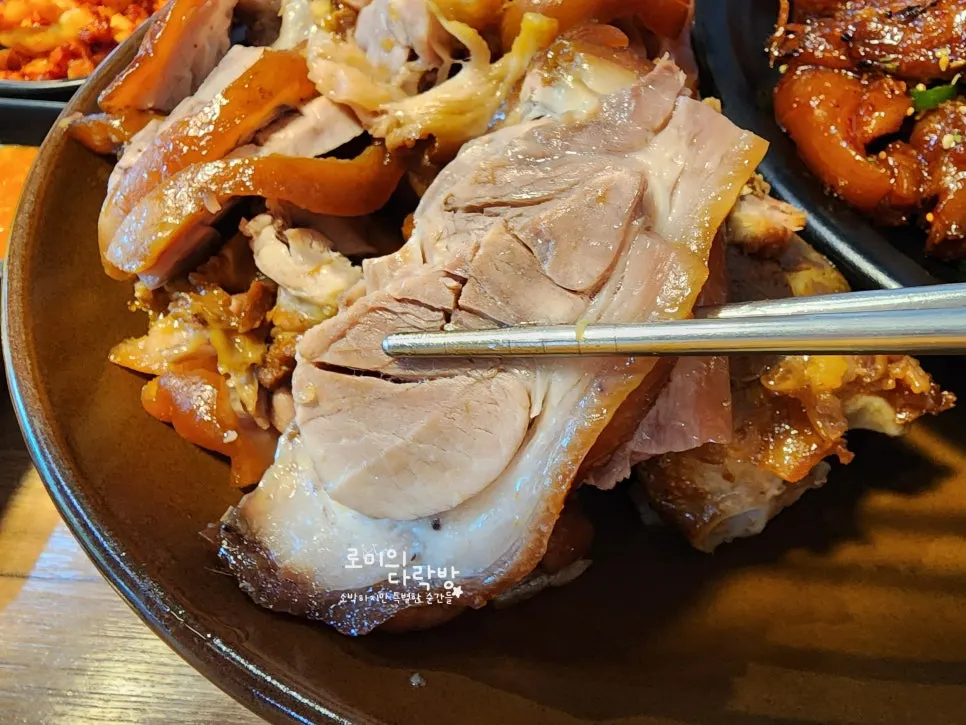 Jokbal with seasoned chives