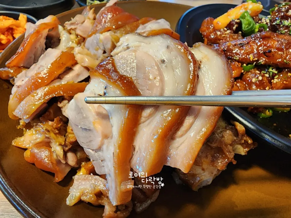 Jokbal spread and diners at the restaurant