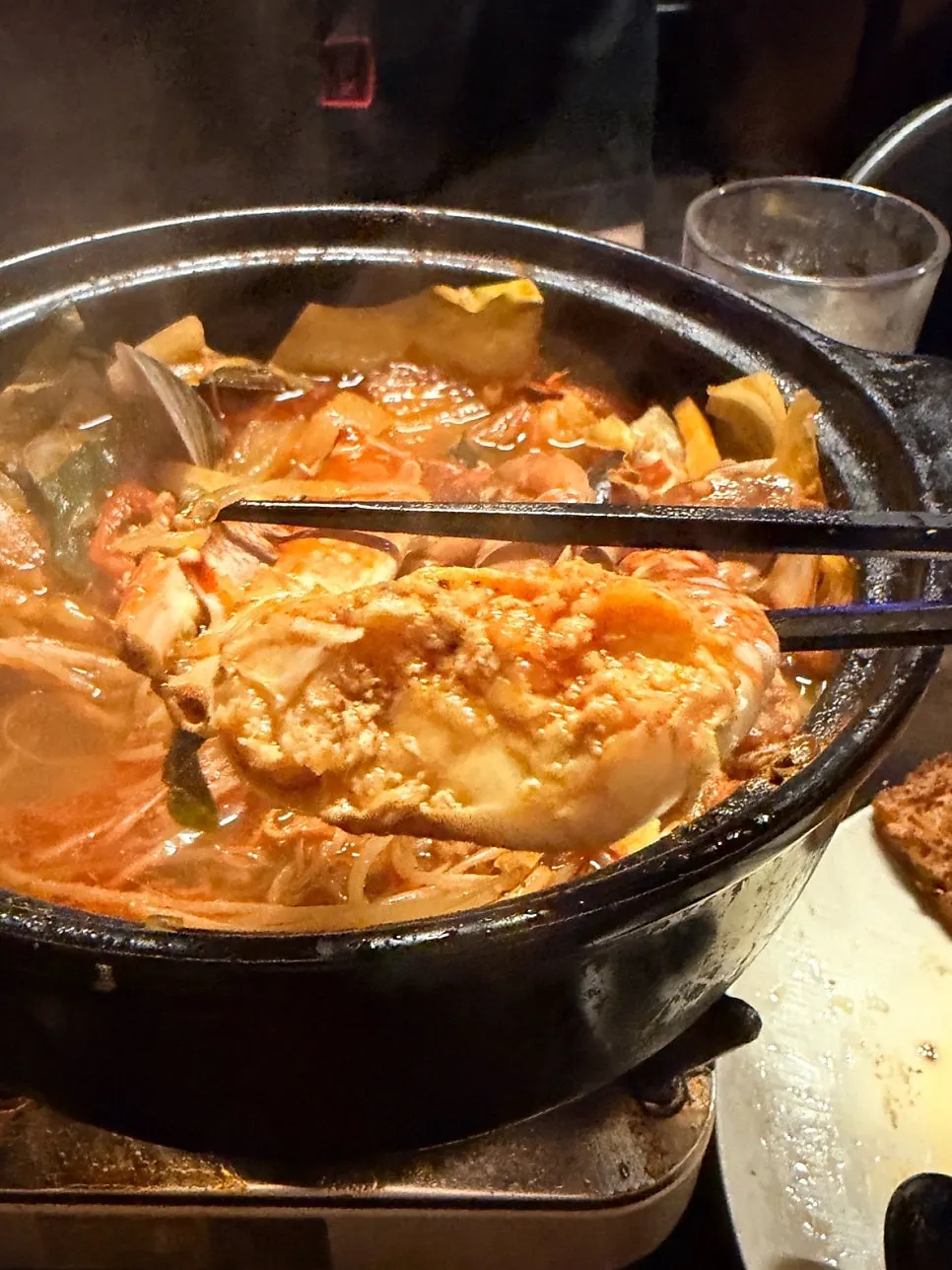 꽃게와 야채가 가득한 매운탕 국물