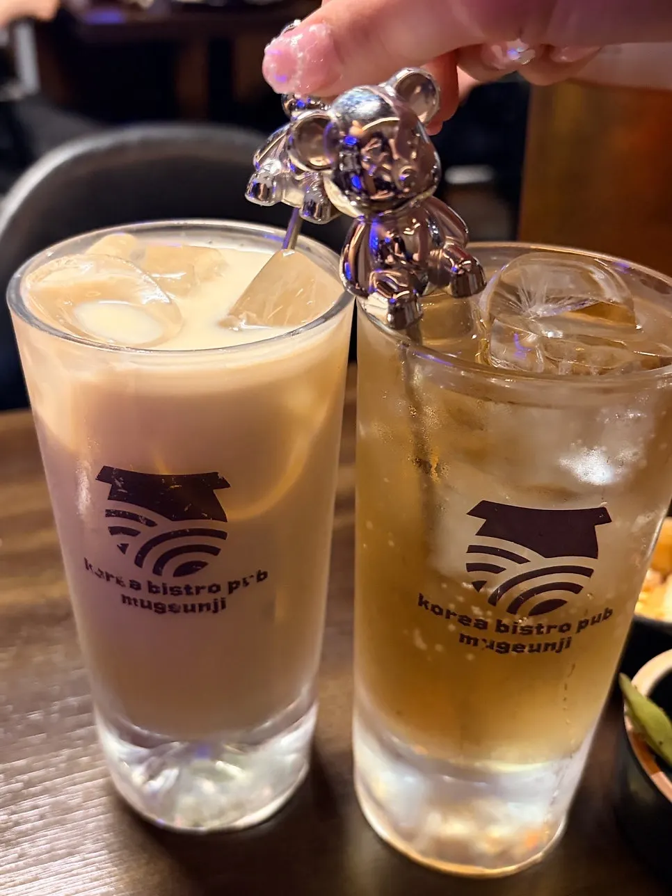 귀여운 스틱이 꽂힌 하이볼 두 잔