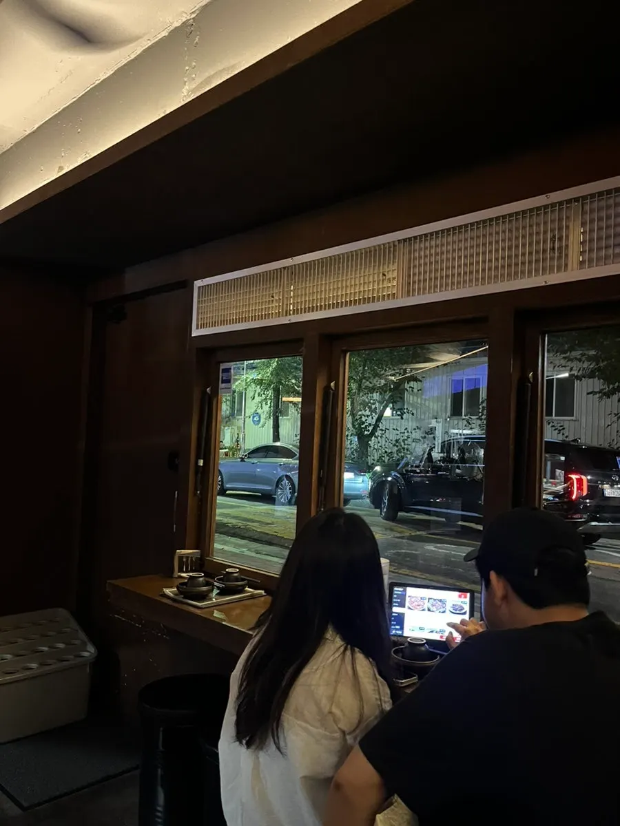 입구 근처 바 좌석
