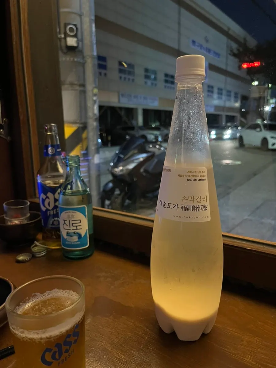 막걸리와 안주를 즐긴 자리