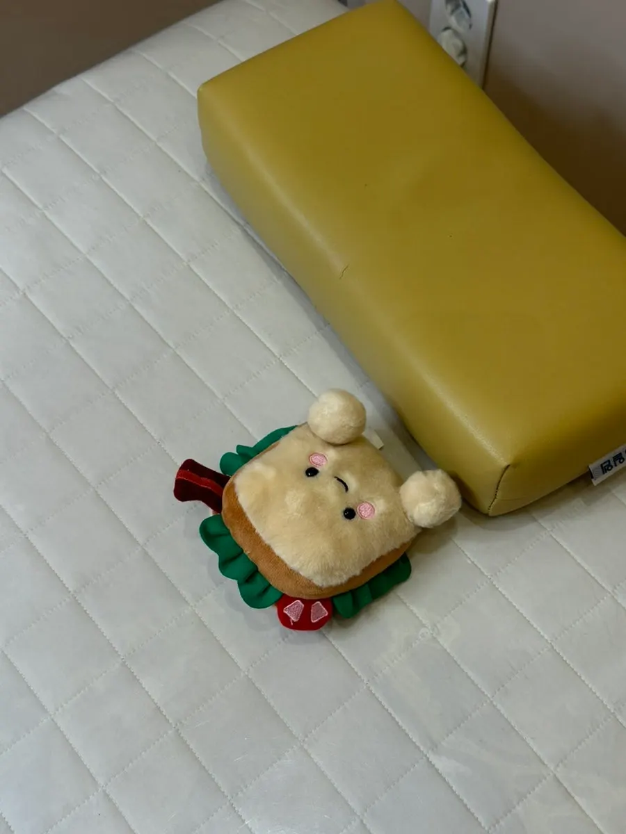 시술 중 잡고 있던 샌드위치 인형