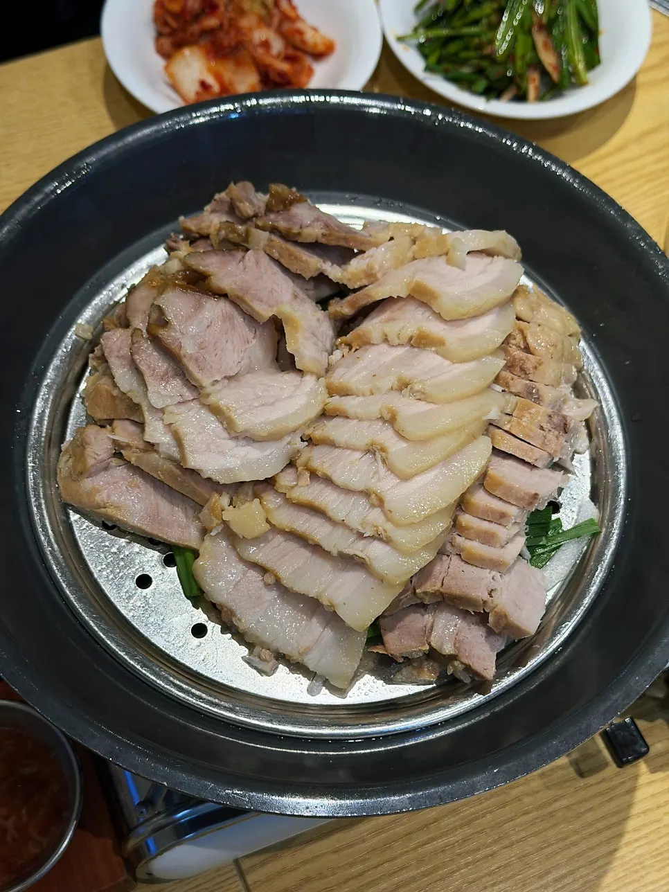 Penataan meja bossam dan makguksu di Sindorim Sambaekga