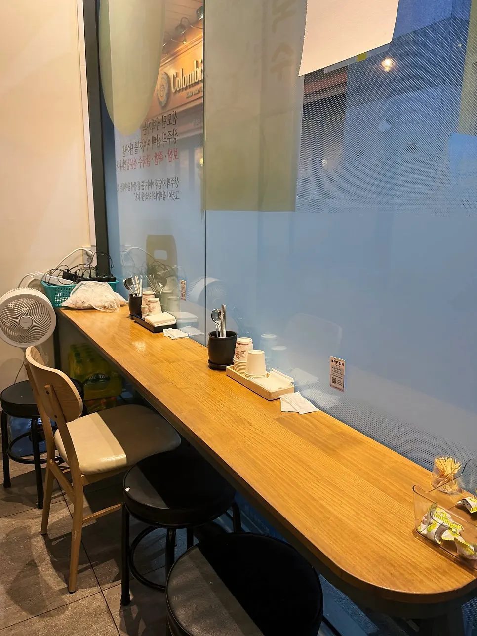 Suasana kursi toko ramai pengunjung di jam makan malam