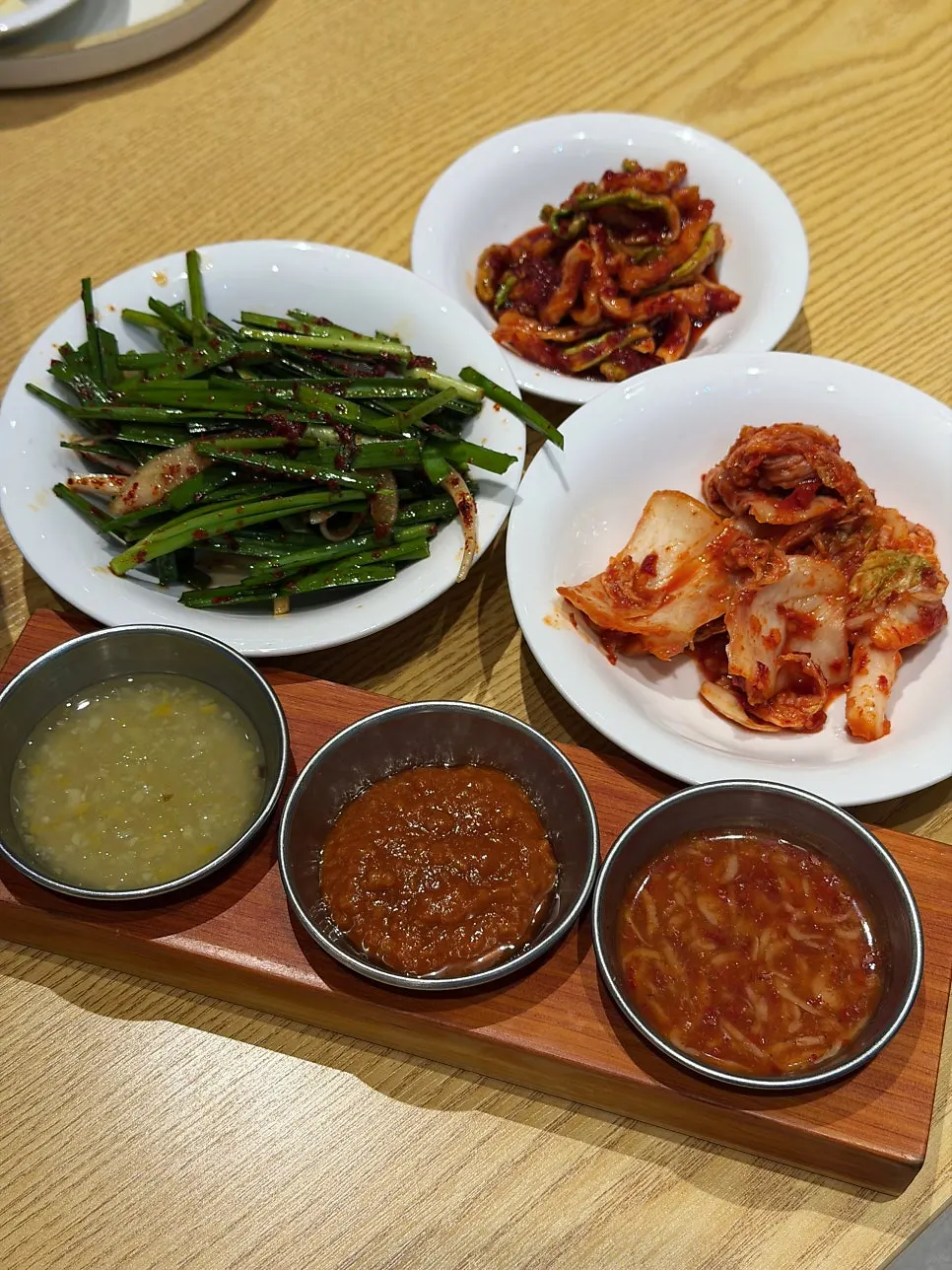 Banchan dasar dengan sayuran pembungkus dan salad daun bawang