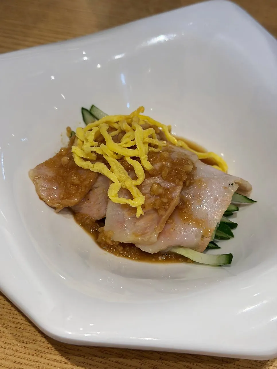 Piring banchan dasar dengan lobak kering dan 3 jenis saus