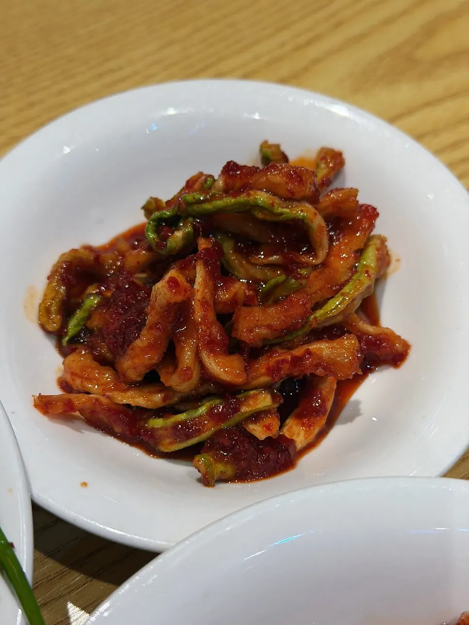 Piring salad daun bawang dengan bubuk cabai