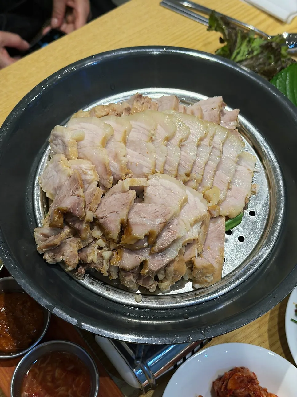 Samback bossam dari daging Yakgampork dan bubuk daun murbei tersaji