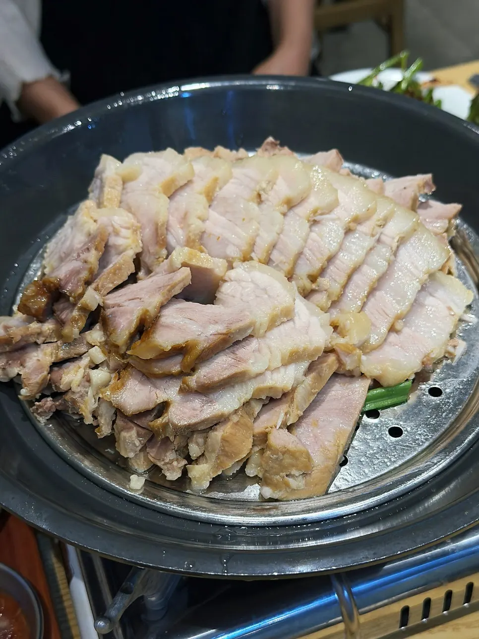 Piring daging bossam yang tetap hangat