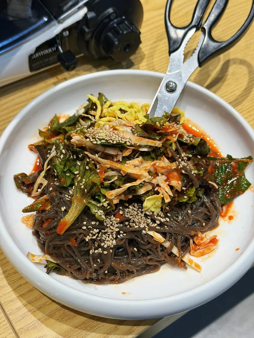 Makguksu set dengan sayuran melimpah