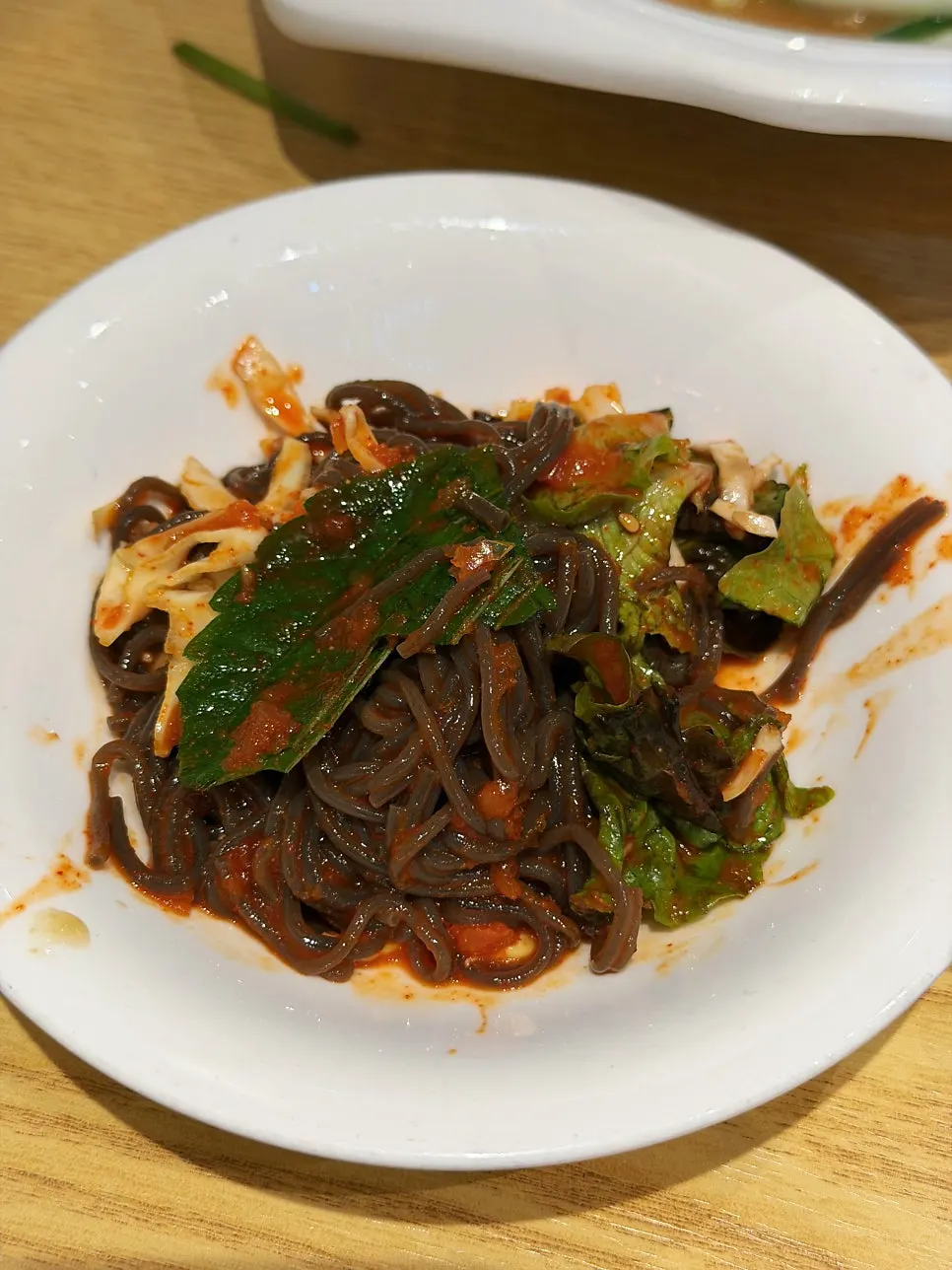 Kombinasi daging bossam di atas mie makguksu