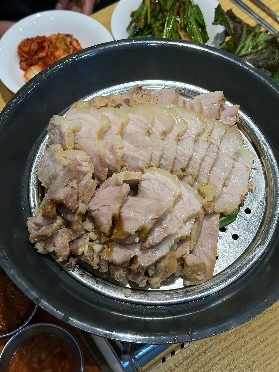 Meja bossam Sindorim Sambaekga setelah selesai makan