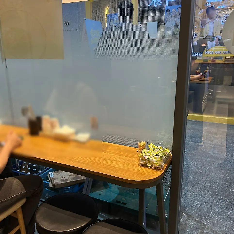 창가에 마련된 혼밥용 1인석