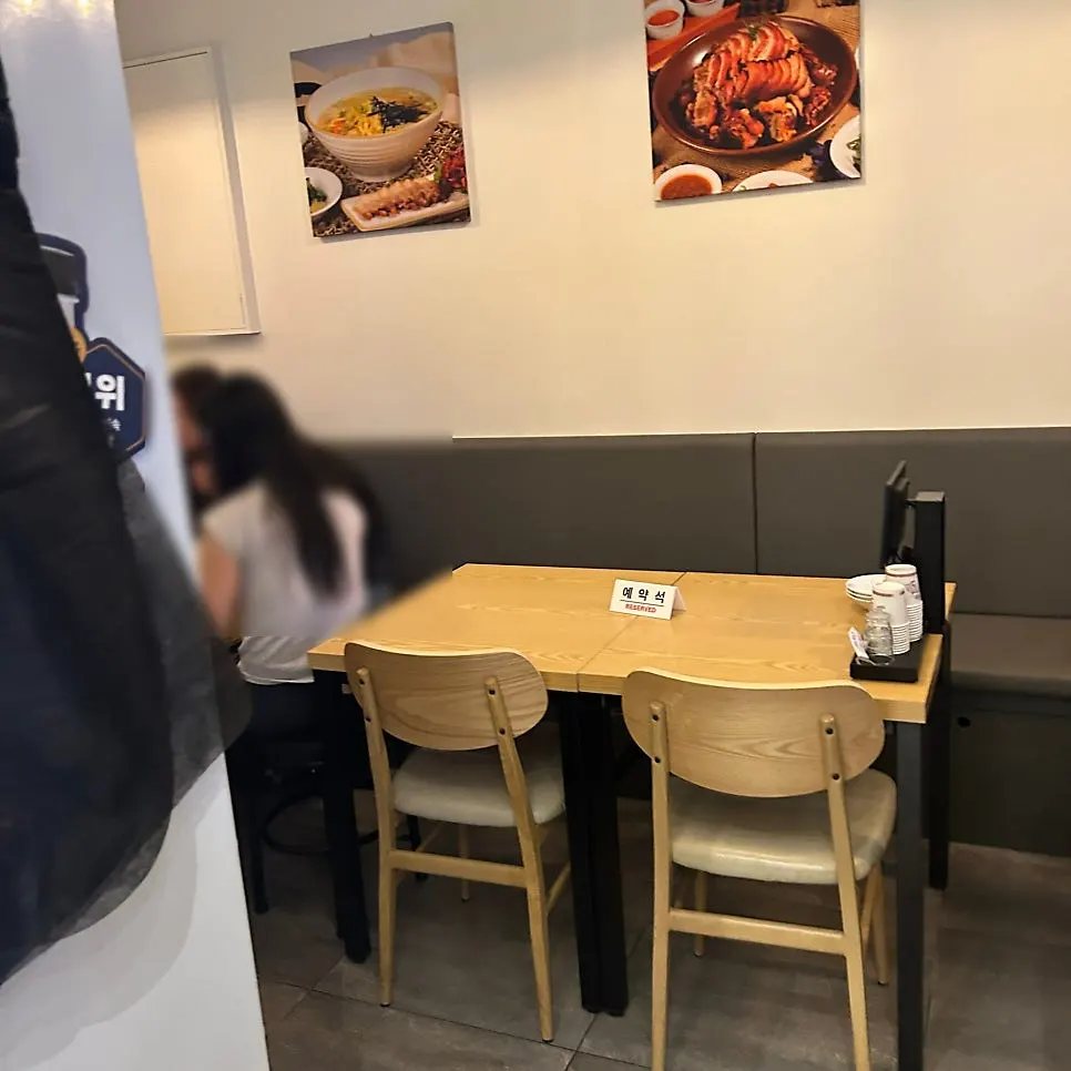 매장 안쪽 아늑한 모임용 좌석