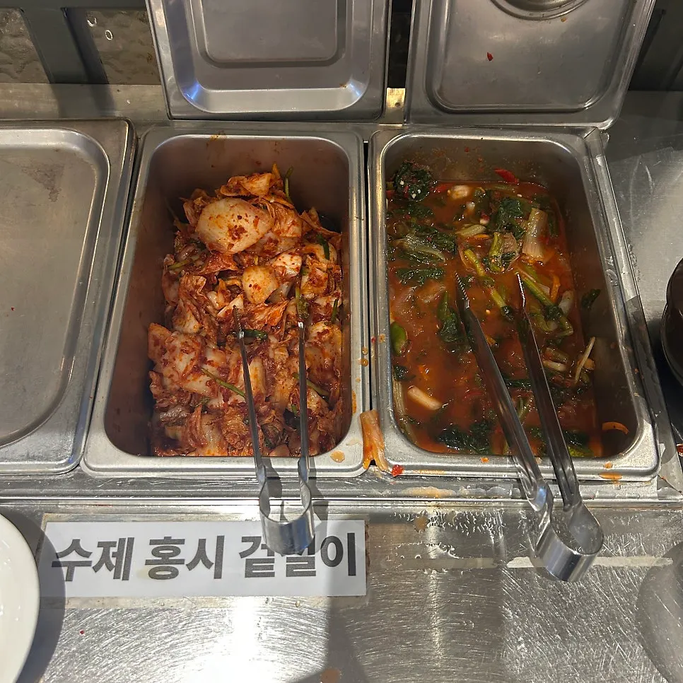 셀프바에서 덜어온 겉절이와 열무김치