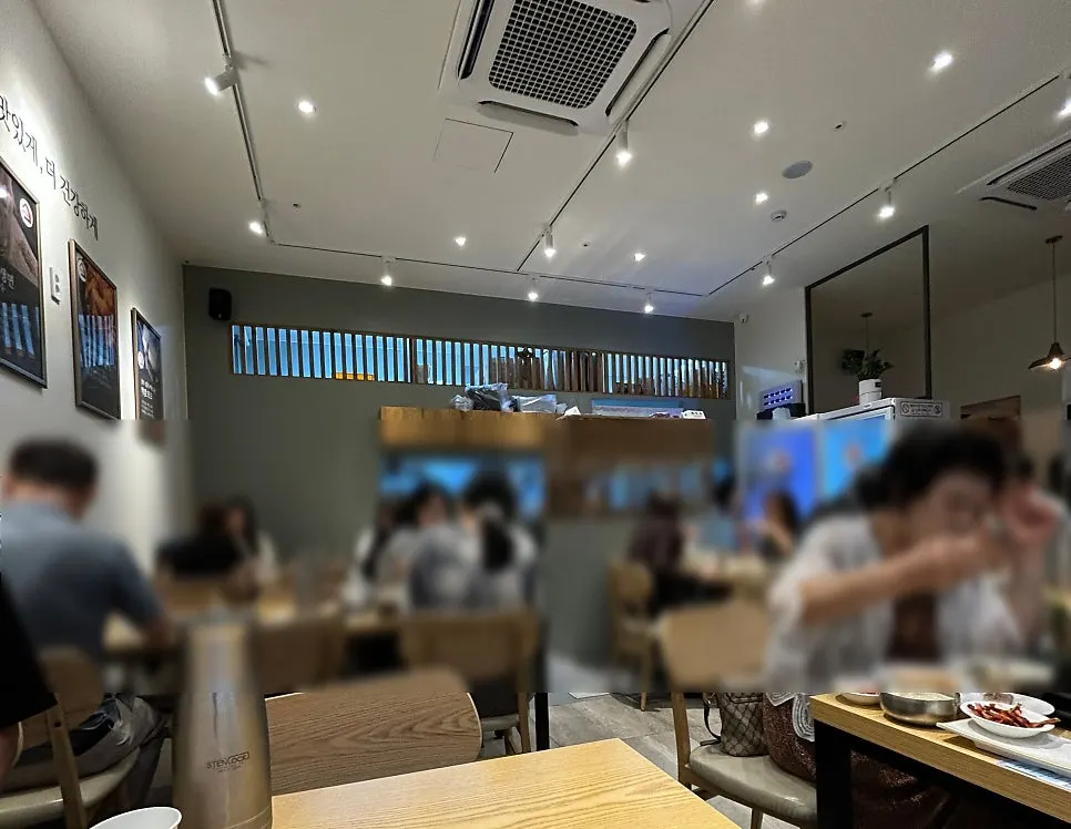 식사하는 손님들로 채워진 홀 풍경