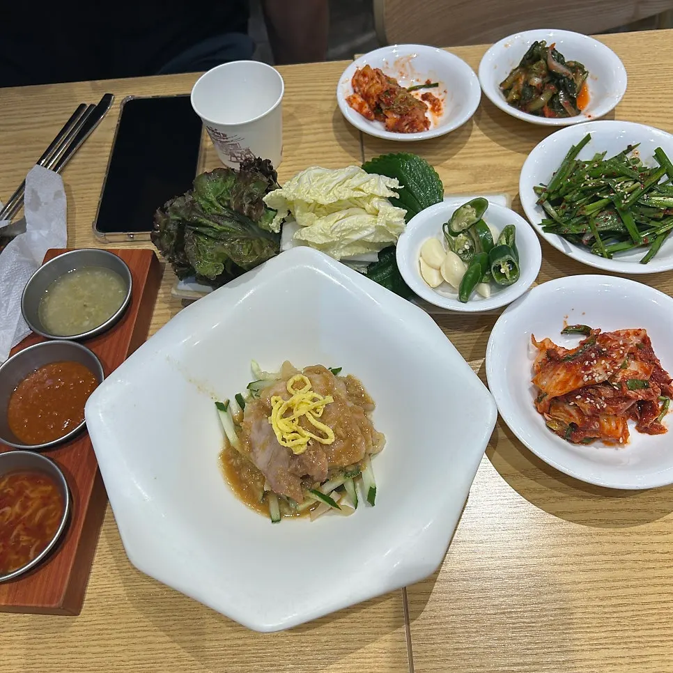 기본찬으로 나온 냉채족발
