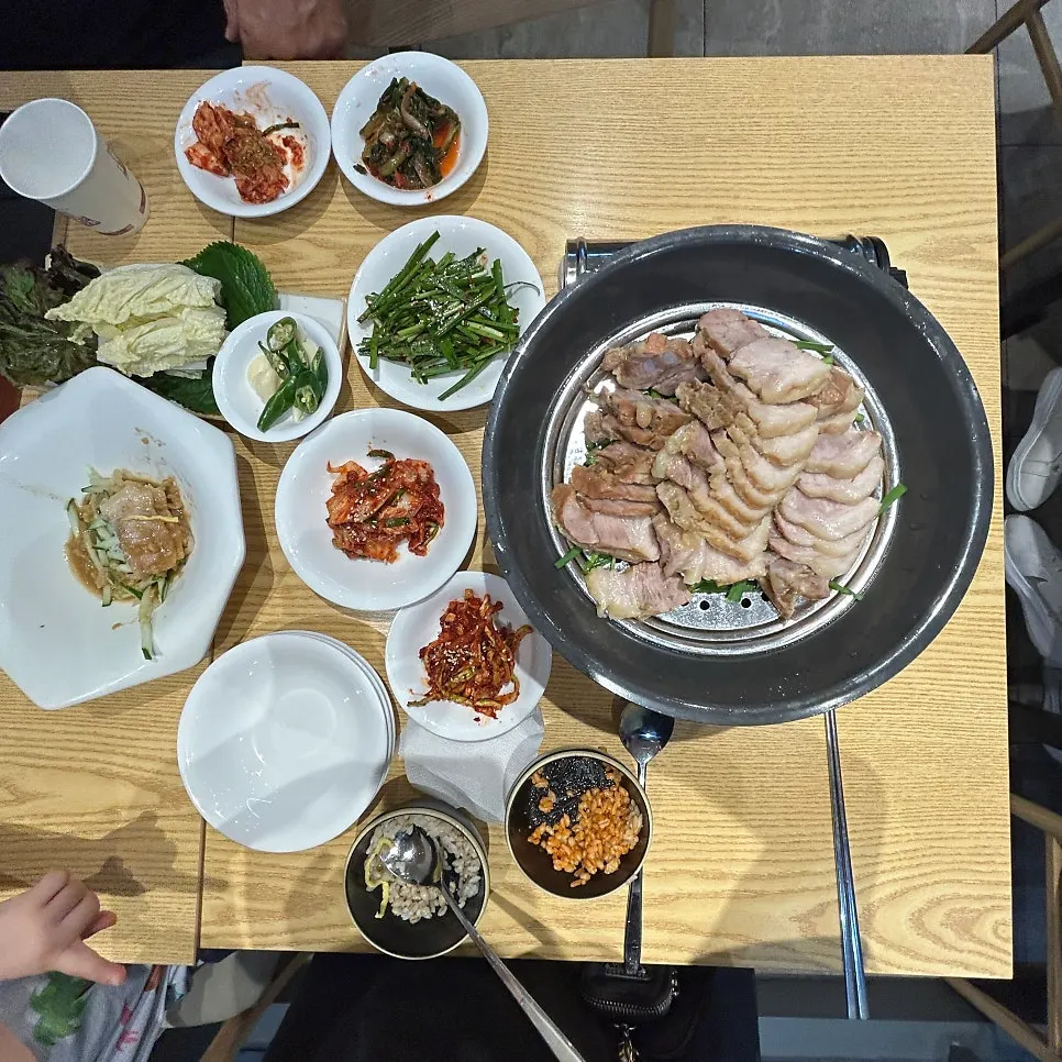 따뜻하게 유지되는 보쌈 고기 접시
