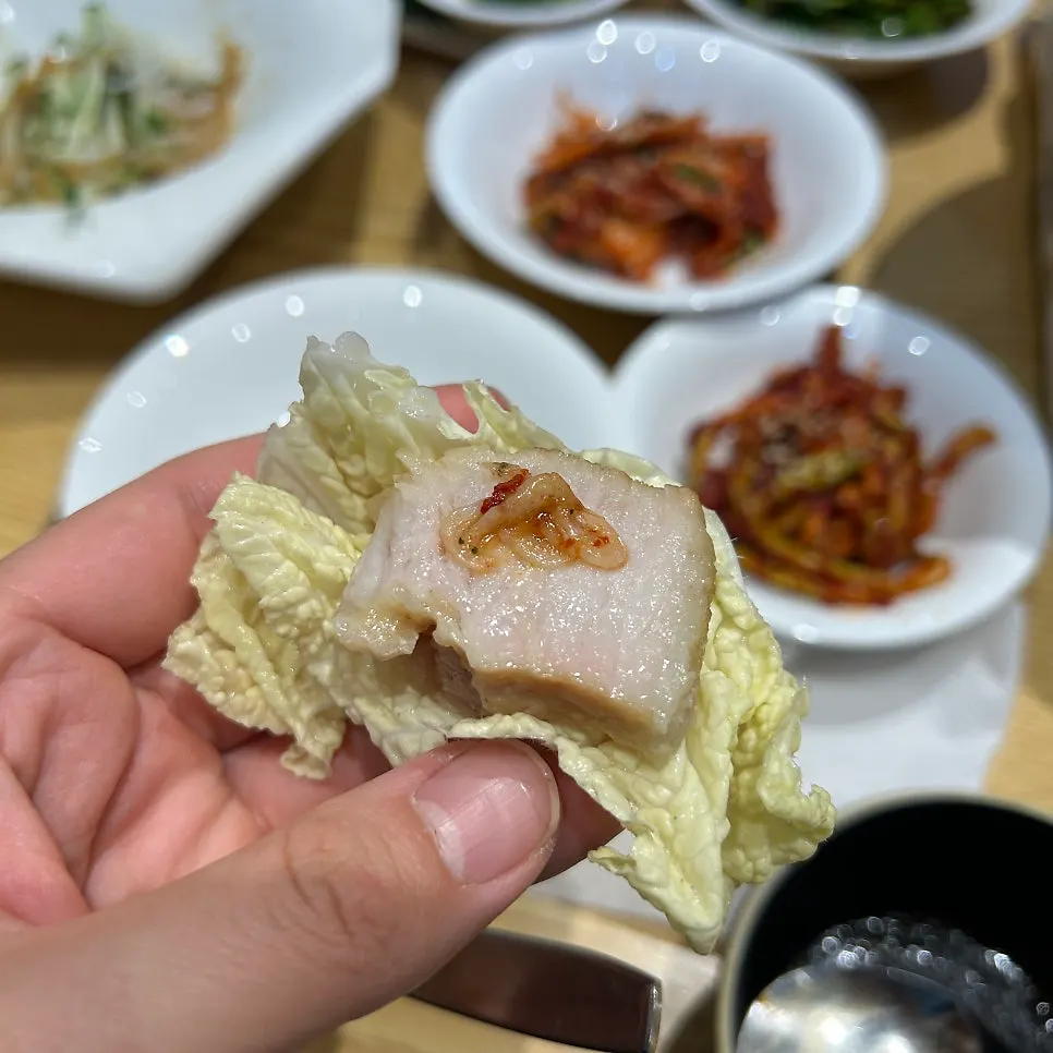 새우젓 곁들인 보쌈 한 점