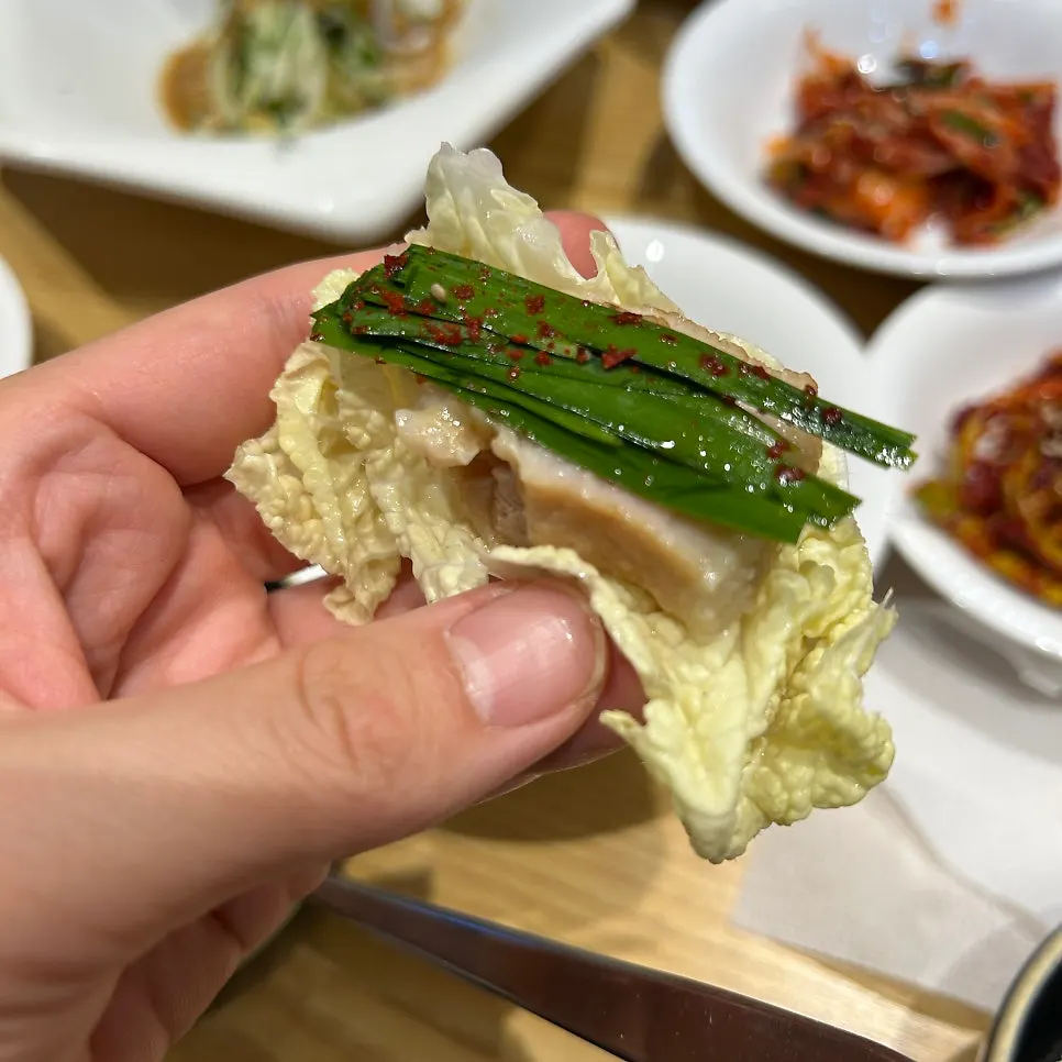 부추와 함께 싼 보쌈 한 쌈