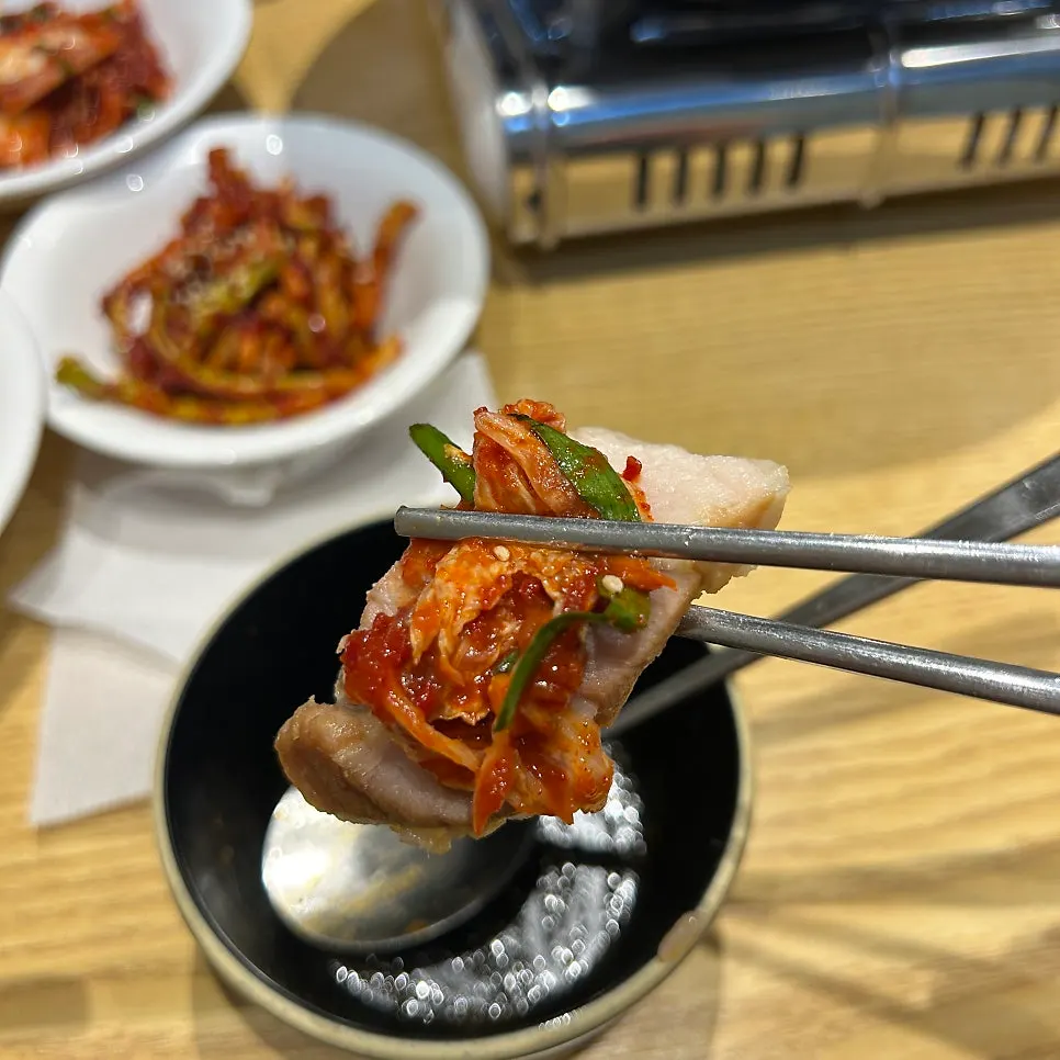 겉절이를 올린 보쌈 쌈
