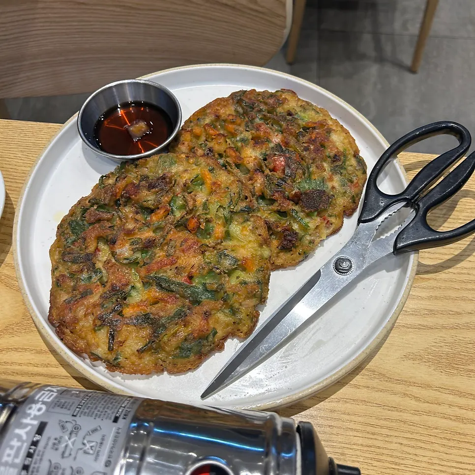 속재료가 꽉 찬 두툼한 해물파전