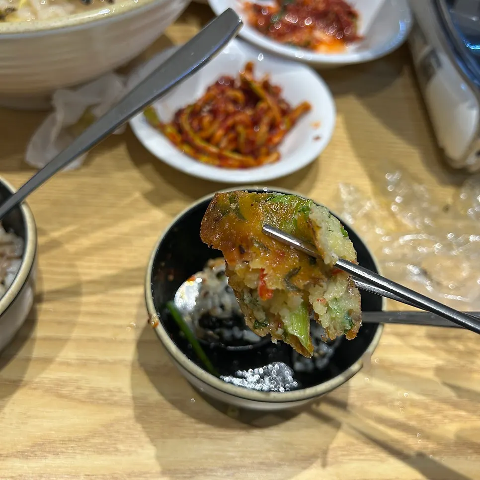 바삭하게 구워진 해물파전 단면