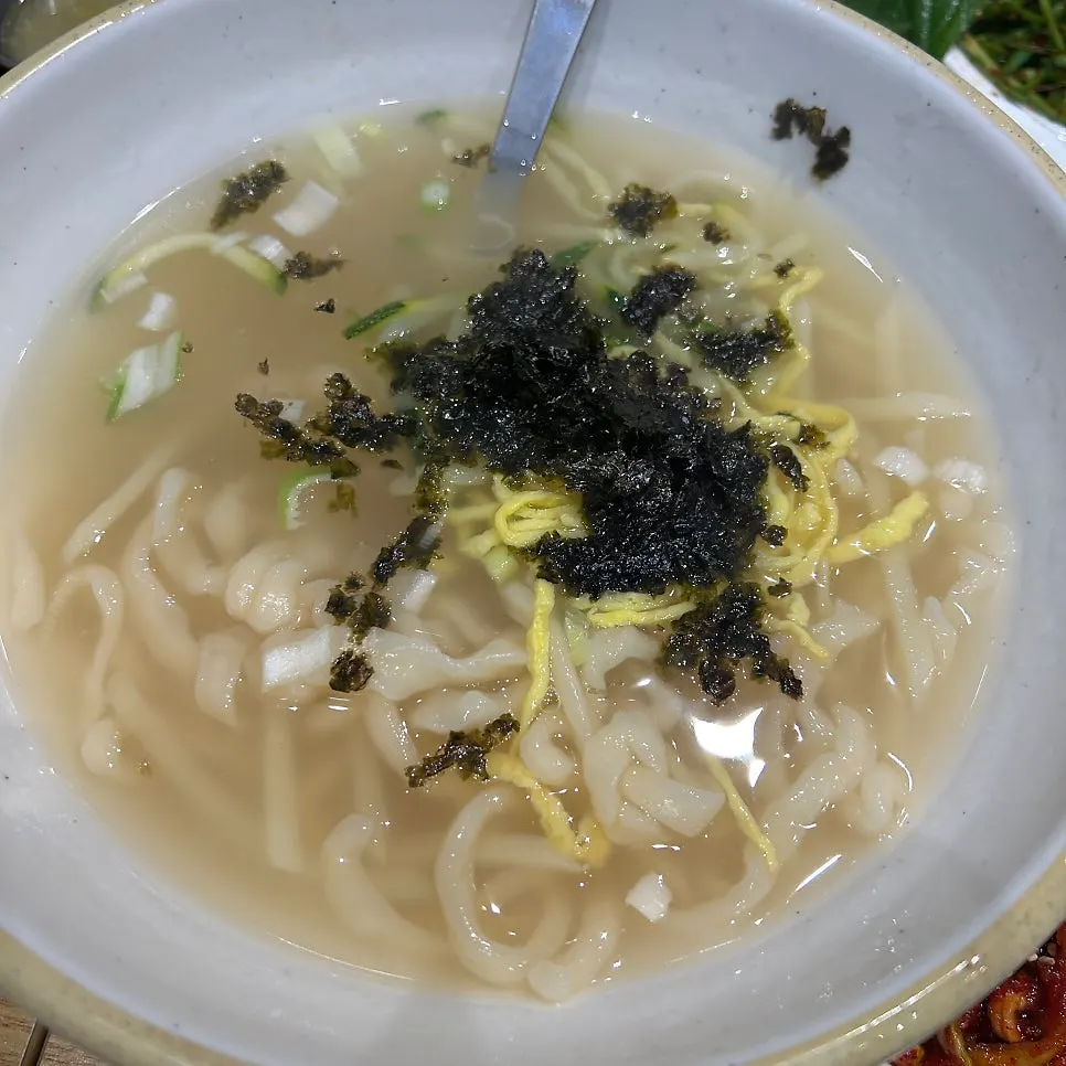 맑은 국물의 생면 칼국수