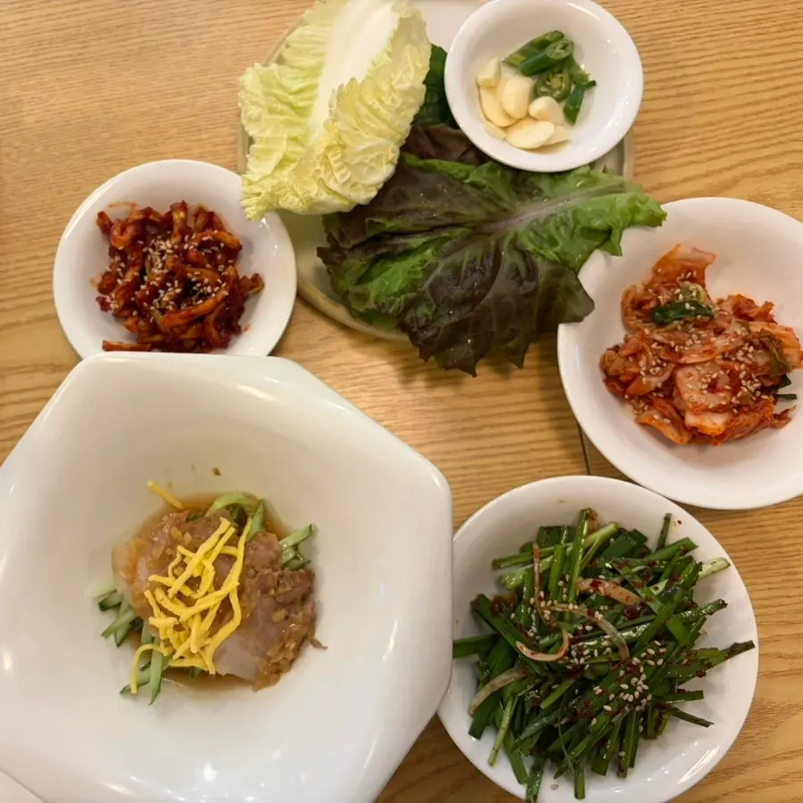약감포크로 만든 삼백보쌈 고기 접시