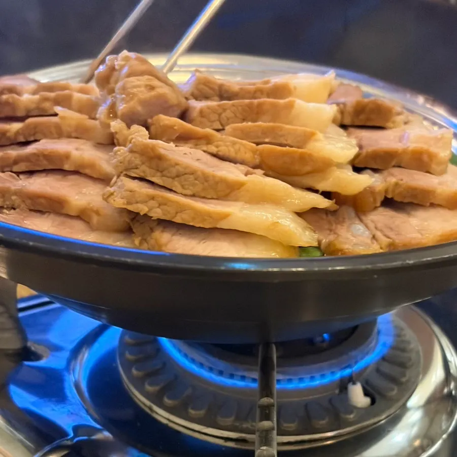 젓가락으로 잘리는 부드러운 보쌈 고기