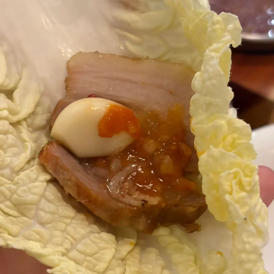 배추와 깻잎에 싼 보쌈 쌈