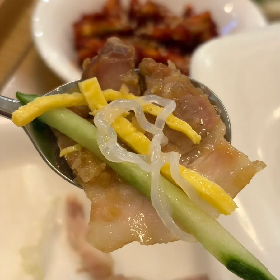 반찬으로 나온 냉채족발과 해파리