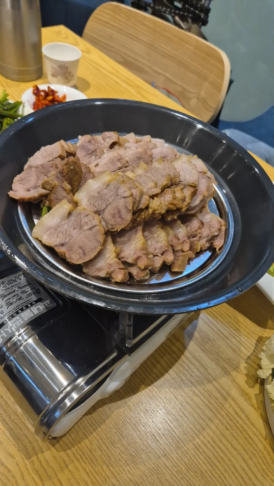 Table setting of the bossam kalguksu set at Sindorim Sambaekga