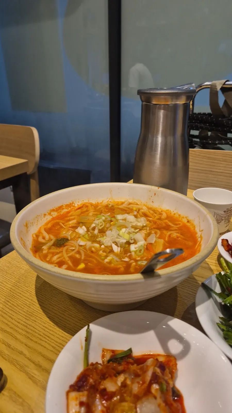 The bossam and kalguksu set composition at Sindorim Sambaekga