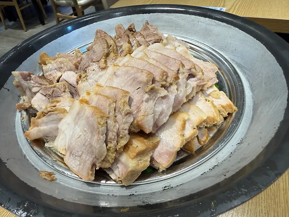 Bossam table setting good for sharing with a group