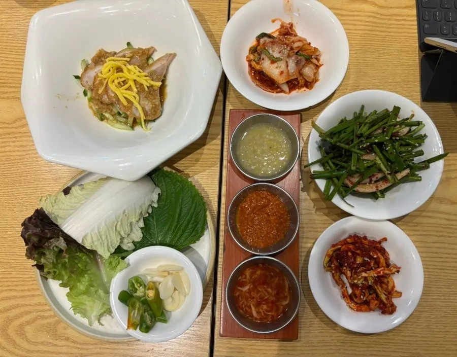 Table seating at Sindorim Sambaekga