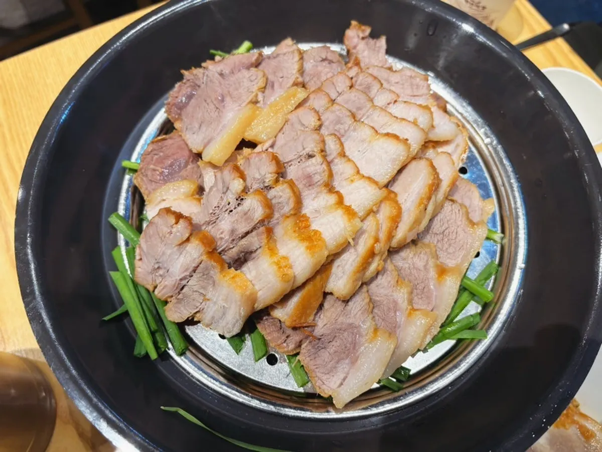 Self-serve bar with persimmon geotjeori and yeolmu kimchi at Sindorim Sambaekga