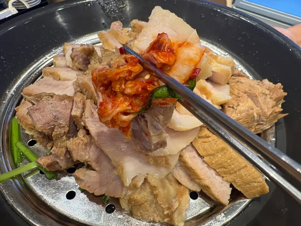 Bossam meat topped with kimchi