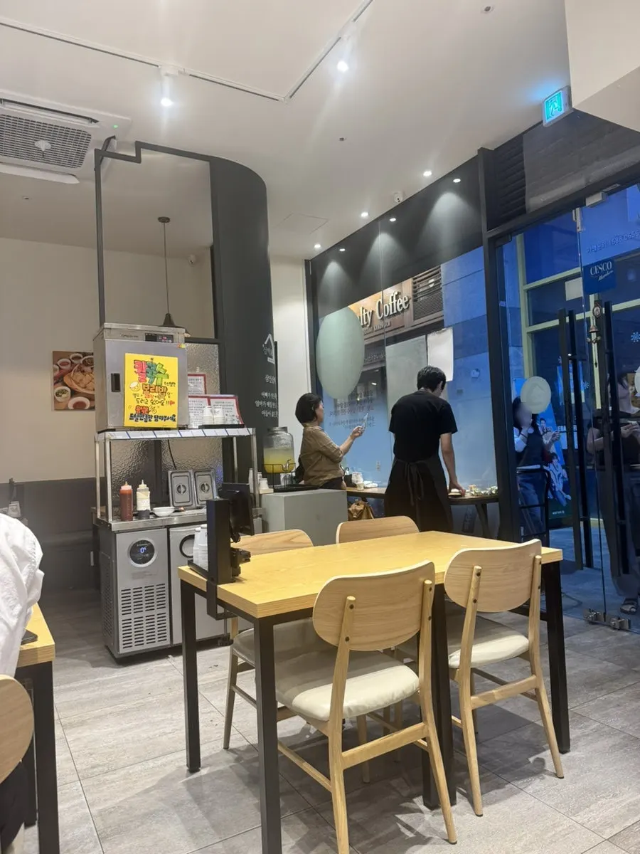 신도림삼백가 테이블과 좌석 분위기
