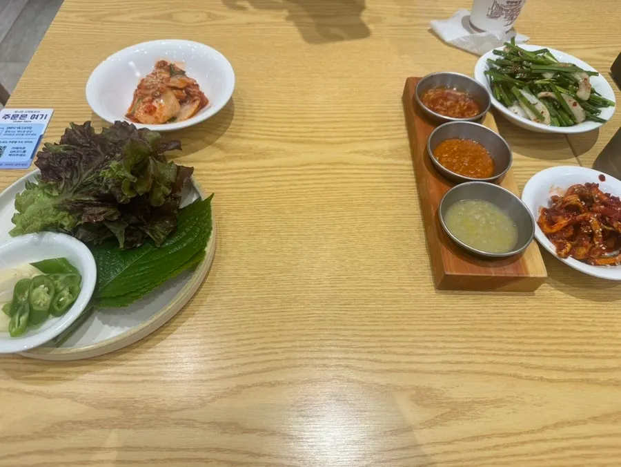 족발 보쌈 칼국수가 적힌 신도림삼백가 메뉴판