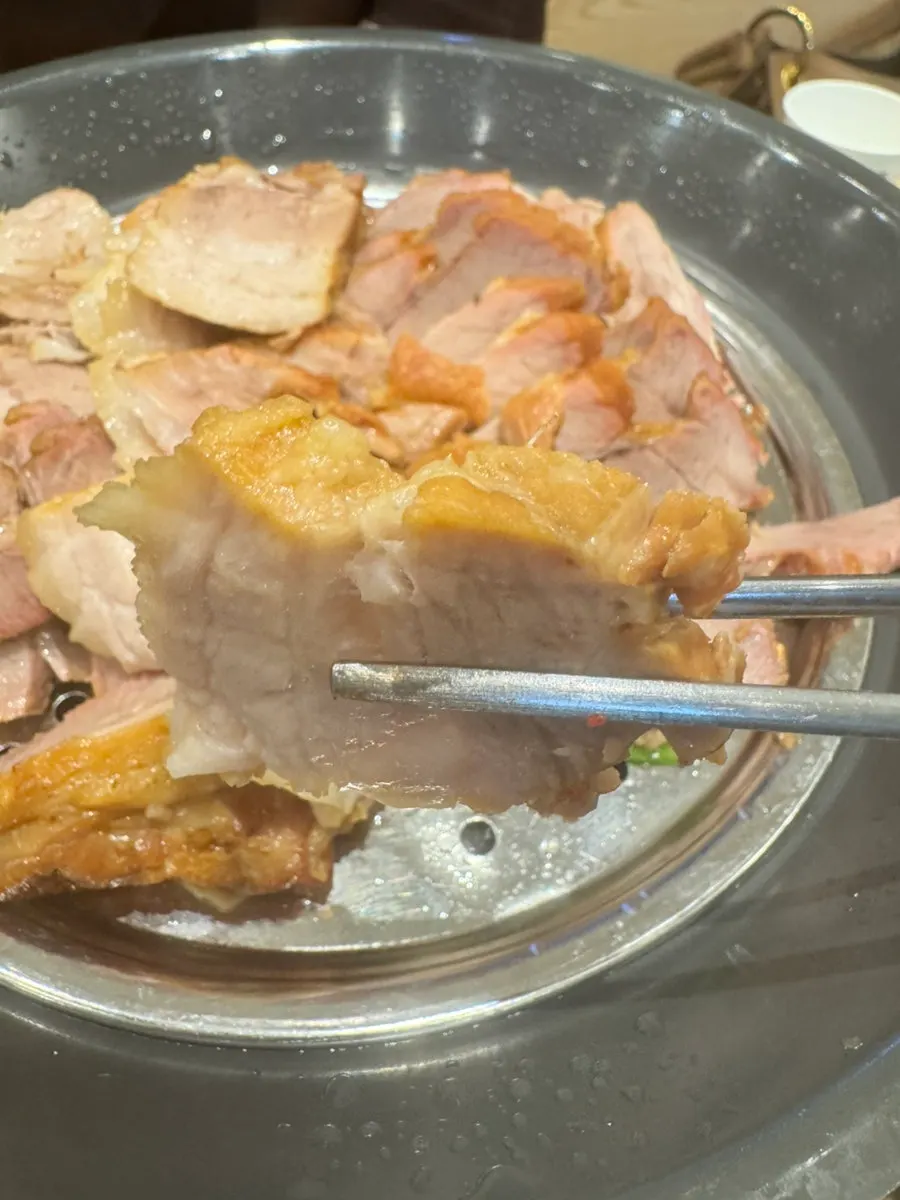 불을 켜 보온 중인 보쌈 불판