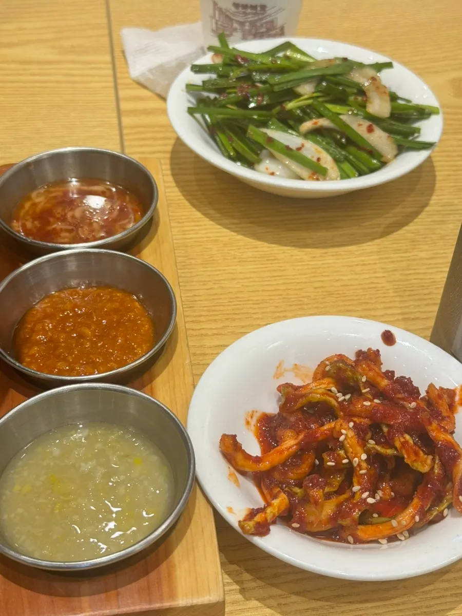 마늘소스에 찍은 보쌈 한 점