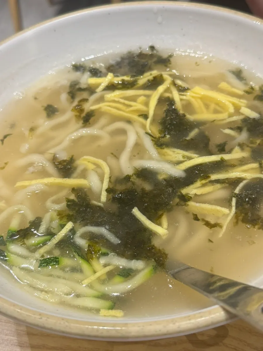 국물을 머금은 쫄깃한 칼국수 면발