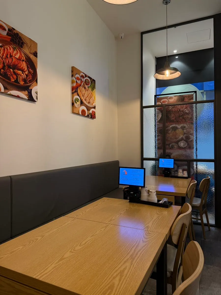 A neatly arranged table at Sambaekga